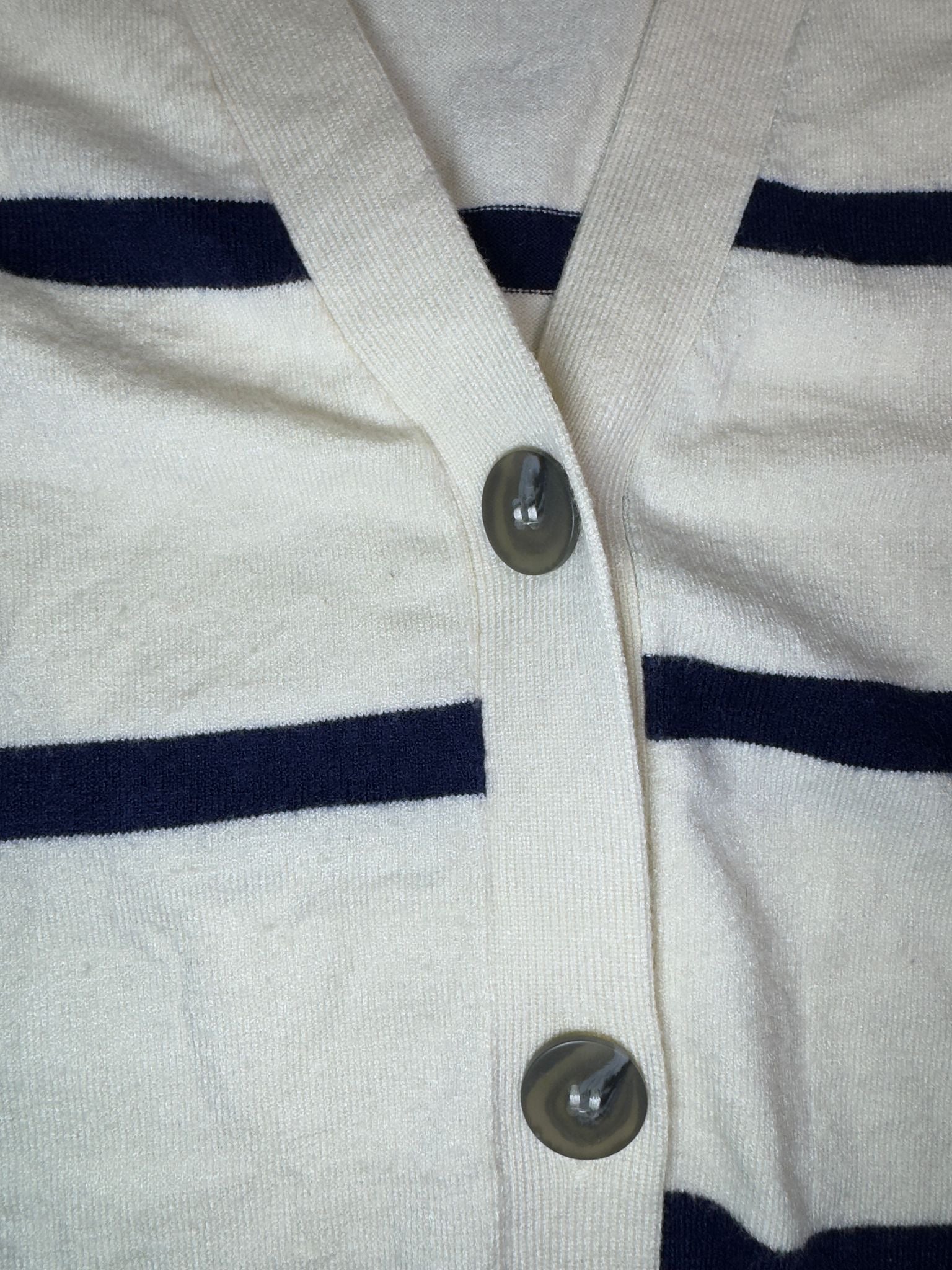 JERSEY DE PUNTO A RAYAS EN BLANCO ROTO CON RAYAS AZUL MARINO