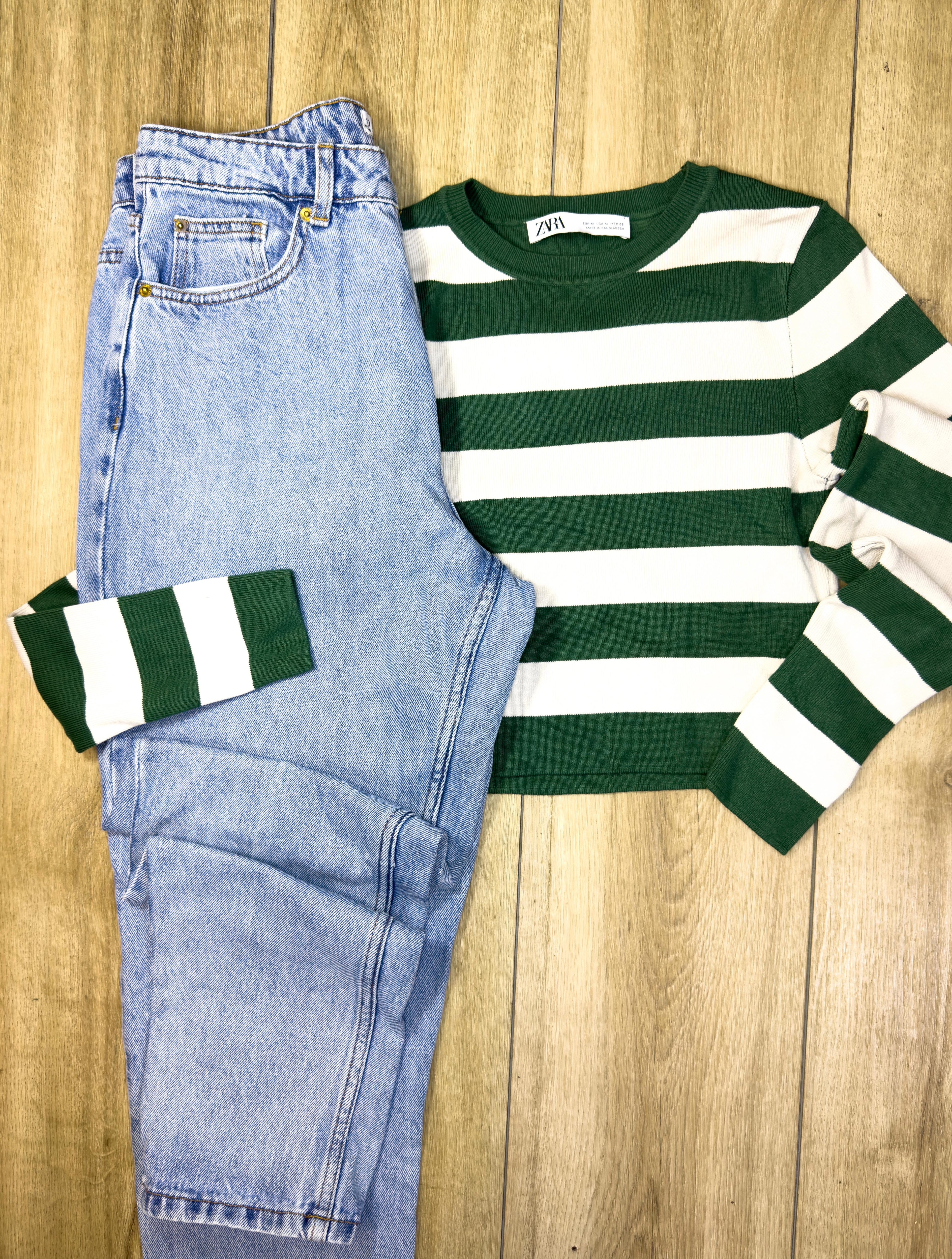 OUTFIT RAYAS VERDE & DENIM – STREET CLÁSICO