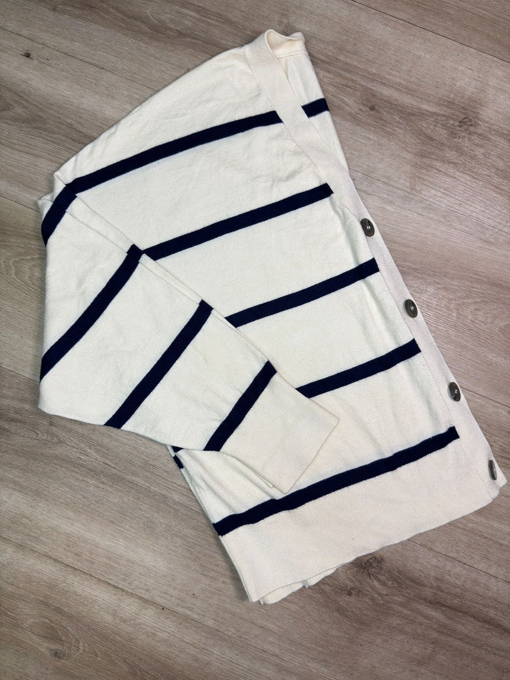 JERSEY DE PUNTO A RAYAS EN BLANCO ROTO CON RAYAS AZUL MARINO