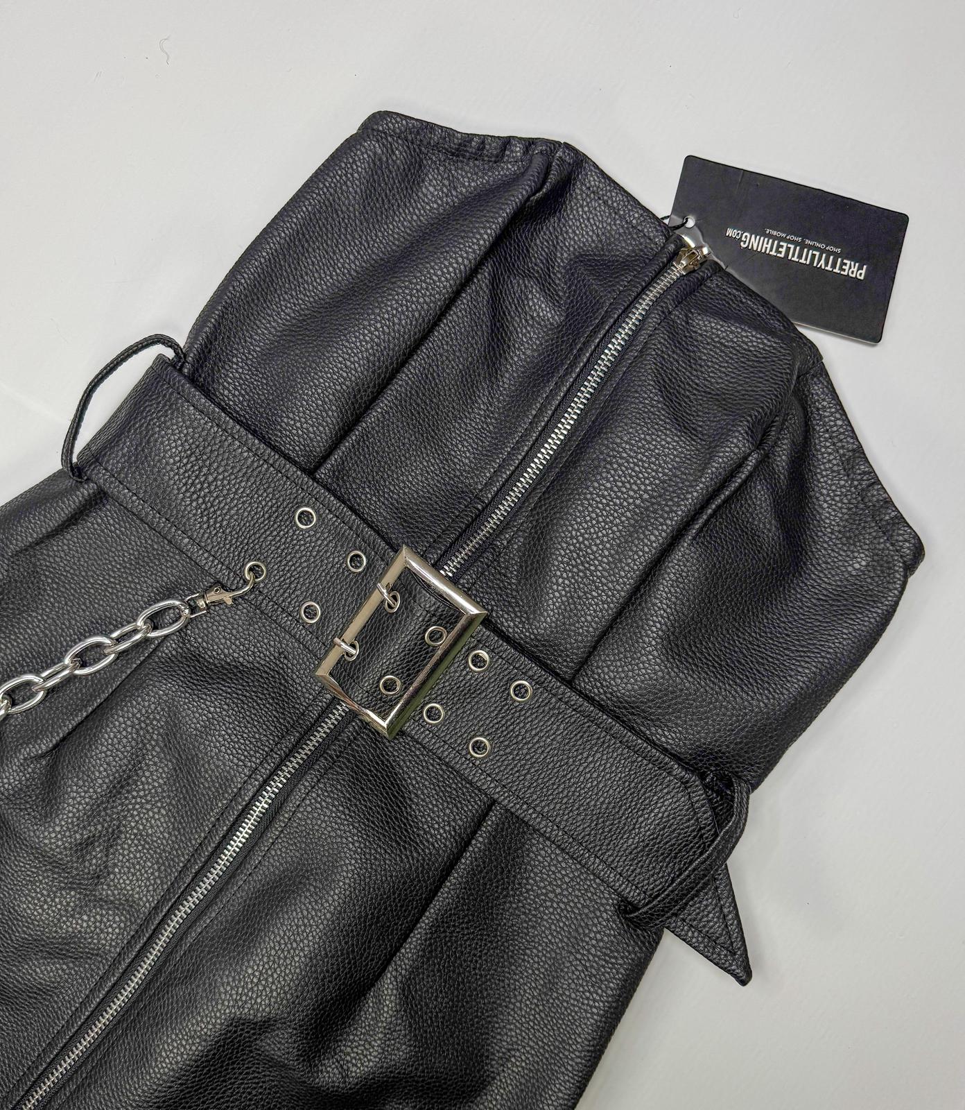 Vestido Negro Efecto Piel con Cinturón y Cadena